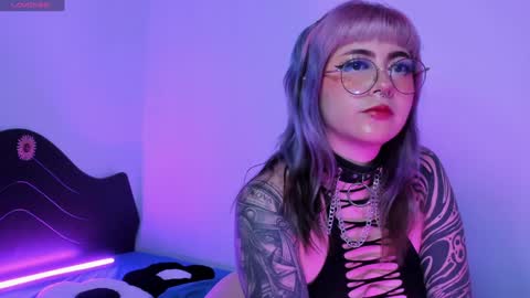 Snapshot of hallucigenia_sparza chatting on 01-30-25, 12:27 Hallu online show from 01-30-25, 12:27