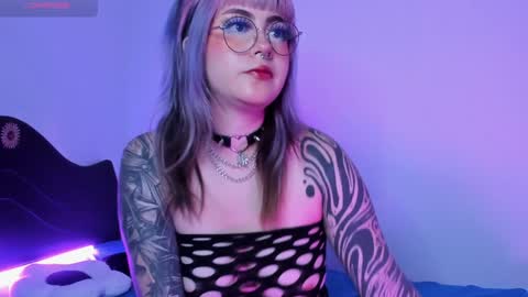 Snapshot of hallucigenia_sparza chatting on 02-01-25, 01:20 Hallu online show from 02-01-25, 01:20