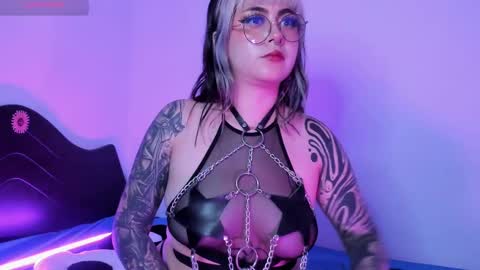 Snapshot of hallucigenia_sparza chatting on 02-25-25, 04:00 Hallu online show from 02-25-25, 04:00
