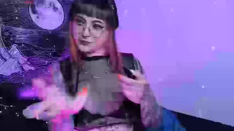 Snapshot of hallucigenia_sparza chatting on 09-19-25, 10:32 Hallu online show from 09-19-25, 10:32