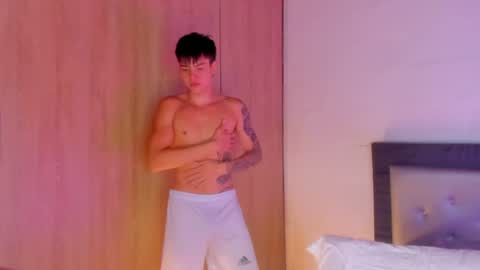 handsome_boys69 online show from 06-18-26, 09:14