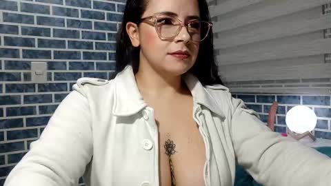 Snapshot of hanna_moons chatting on 04-25-26, 01:19 hanna_moons online show from 04-25-26, 01:19