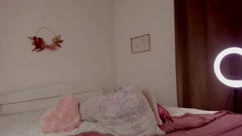 Snapshot of hannacrush chatting on 02-15-25, 08:22 HannahIm a simple girl who likes gifts Lovense is activeThere are legends that in this room all your wish can come true online show from 02-15-25, 08:22