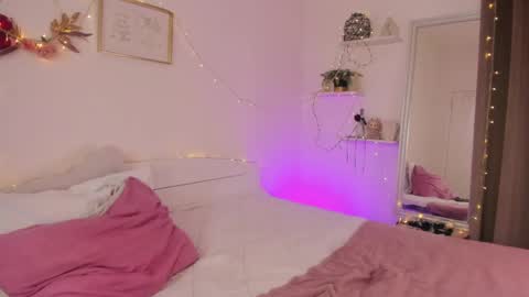 HannahIm a simple girl who likes gifts Lovense is activeThere are legends that in this room all your wish can come true online show from 05-19-26, 08:04