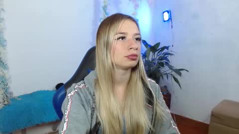 Hannah 027 online show from 11-11-25, 03:39