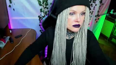 Hannah online show from 11-21-25, 03:38