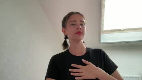Snapshot of hannahinto chatting on 06-22-26, 12:24 hannahinto online show from 06-22-26, 12:24