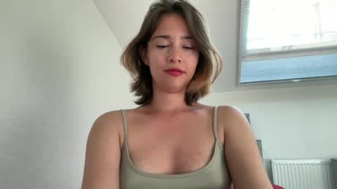 Snapshot of hannahinto chatting on 07-09-26, 02:43 hannahinto online show from 07-09-26, 02:43