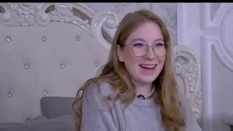Snapshot of hannahmonttana chatting on 10-08-25, 03:37 Pearl online show from 10-08-25, 03:37