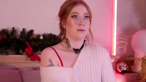 Snapshot of hannahmonttana chatting on 01-12-26, 04:18 Pearl online show from 01-12-26, 04:18