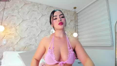 Snapshot of hannahudson__ chatting on 03-02-25, 03:02 Camila online show from 03-02-25, 03:02