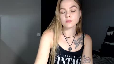 happy_fox_ online show from 03-12-26, 08:48