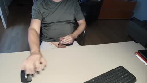 Snapshot of happybugger chatting on 09-20-25, 07:20 Cum for you online show from 09-20-25, 07:20