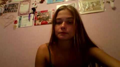 Snapshot of happyemily18 chatting on 10-27-25, 06:23 happyemily online show from 10-27-25, 06:23