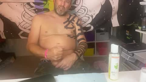 Snapshot of happyendingstory chatting on 01-04-25, 11:43 Josh Hamilton online show from 01-04-25, 11:43