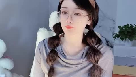 Snapshot of happysweetie168 chatting on 12-18-24, 05:04 Daisy online show from 12-18-24, 05:04