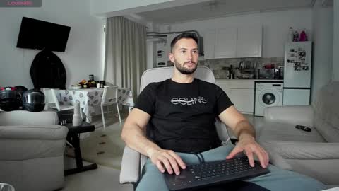Snapshot of hard_chriss chatting on 10-05-25, 02:59 Hard Cock online show from 10-05-25, 02:59