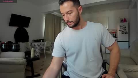 Snapshot of hard_chriss chatting on 10-11-25, 10:47 Hard Cock online show from 10-11-25, 10:47