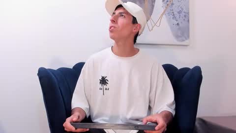   H  K   online show from 10-08-25, 08:50