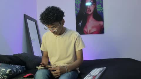 Snapshot of harrytwink18 chatting on 02-18-25, 01:22 HARRY online show from 02-18-25, 01:22