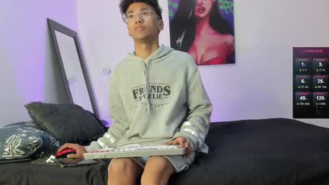 Snapshot of harrytwink18 chatting on 02-21-25, 01:22 HARRY online show from 02-21-25, 01:22