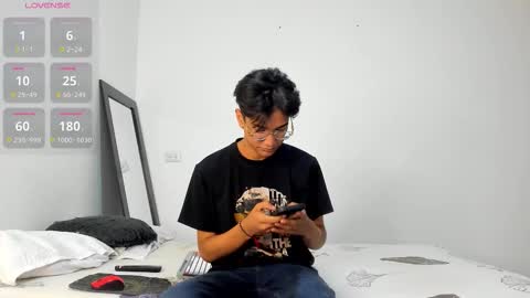 Snapshot of harrytwink18 chatting on 12-19-25, 01:29 HARRY online show from 12-19-25, 01:29