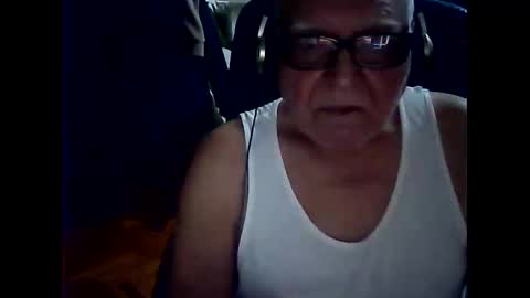 Snapshot of hasanben54398 chatting on 12-17-25, 09:32 hasan online show from 12-17-25, 09:32