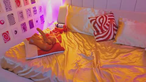 Alicia online show from 05-18-26, 04:07
