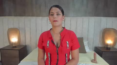 Snapshot of hayli_monroee chatting on 06-17-26, 07:37 Hayli online show from 06-17-26, 07:37