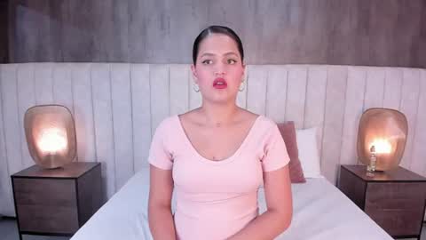 Snapshot of hayli_monroee chatting on 07-25-26, 02:25 Hayli online show from 07-25-26, 02:25
