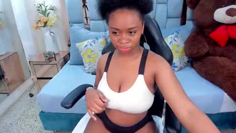 Snapshot of hazel_lanee chatting on 10-30-25, 10:32 hazel_lanee online show from 10-30-25, 10:32