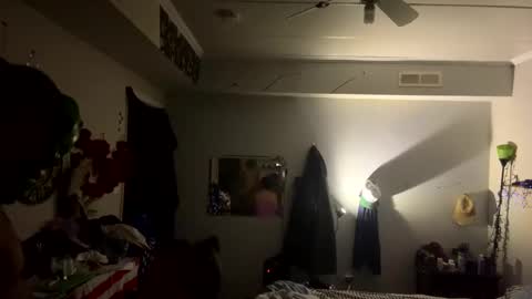 Snapshot of heatskii chatting on 11-19-25, 10:26 heatskii online show from 11-19-25, 10:26