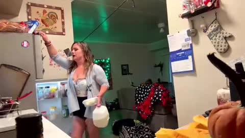 Snapshot of heatskii chatting on 11-20-25, 09:36 heatskii online show from 11-20-25, 09:36