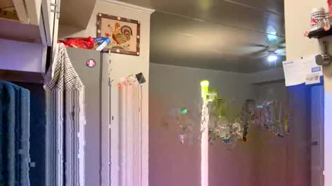 Snapshot of heatskii chatting on 11-23-25, 12:21 heatskii online show from 11-23-25, 12:21