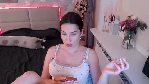 Snapshot of heaven_chloe chatting on 06-21-26, 08:00 Heaven girl online show from 06-21-26, 08:00