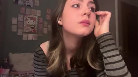 Snapshot of hedwiggrossberg chatting on 12-17-25, 02:12 Sarah online show from 12-17-25, 02:12