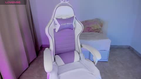 Snapshot of heey_kitty chatting on 03-20-26, 02:22 IM EMY online show from 03-20-26, 02:22