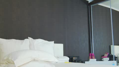 Snapshot of hefner_girl chatting on 01-02-25, 01:27 Helen online show from 01-02-25, 01:27