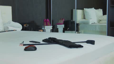 Snapshot of hefner_girl chatting on 01-11-25, 04:48 Helen online show from 01-11-25, 04:48