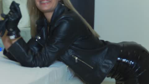 Snapshot of hefner_girl chatting on 01-18-25, 02:03 Helen online show from 01-18-25, 02:03