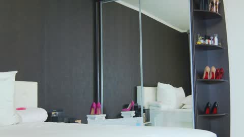 Snapshot of hefner_girl chatting on 02-03-25, 02:25 Helen online show from 02-03-25, 02:25