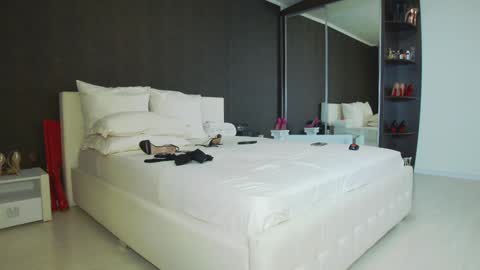 Snapshot of hefner_girl chatting on 02-07-25, 05:20 Helen online show from 02-07-25, 05:20