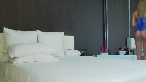 Snapshot of hefner_girl chatting on 02-21-25, 01:22 Helen online show from 02-21-25, 01:22