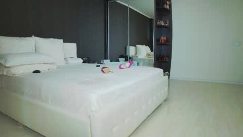 Snapshot of hefner_girl chatting on 02-24-25, 07:33 Helen online show from 02-24-25, 07:33