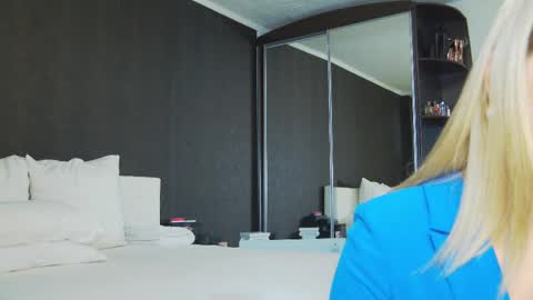 Snapshot of hefner_girl chatting on 02-25-25, 09:42 Helen online show from 02-25-25, 09:42