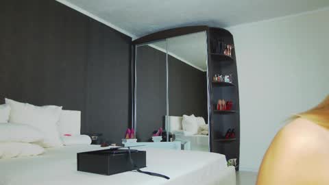 Snapshot of hefner_girl chatting on 03-04-25, 02:06 Helen online show from 03-04-25, 02:06