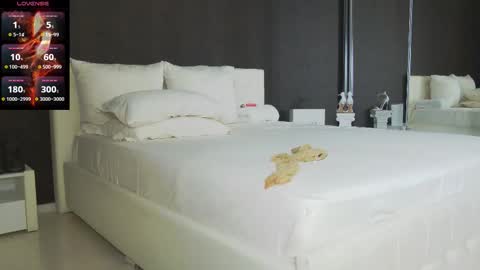 Snapshot of hefner_girl chatting on 09-17-25, 03:35 Helen online show from 09-17-25, 03:35