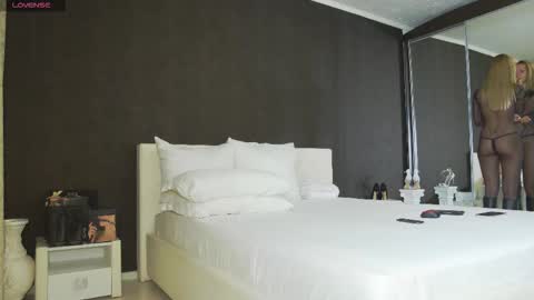 Snapshot of hefner_girl chatting on 09-23-25, 03:37 Helen online show from 09-23-25, 03:37