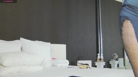 Snapshot of hefner_girl chatting on 09-25-25, 01:31 Helen online show from 09-25-25, 01:31