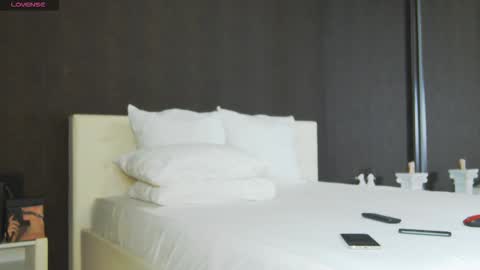 Snapshot of hefner_girl chatting on 10-05-25, 03:21 Helen online show from 10-05-25, 03:21